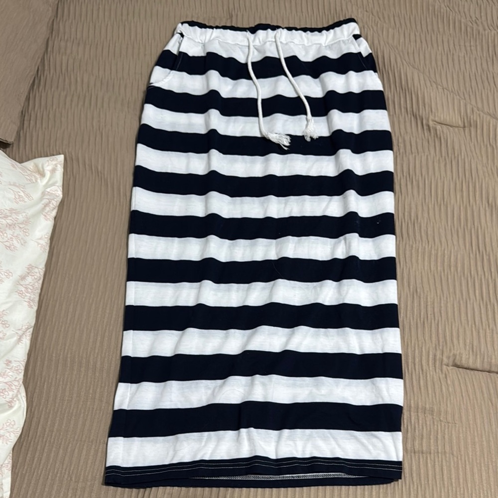Black and White Midi Pencil Skirt for Casual Wear
